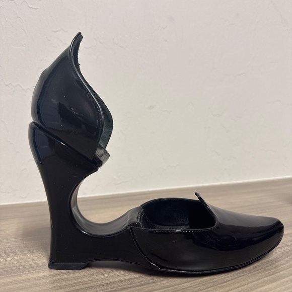 Louis Vuitton black patent leather pumps. - Picture 3 of 8
